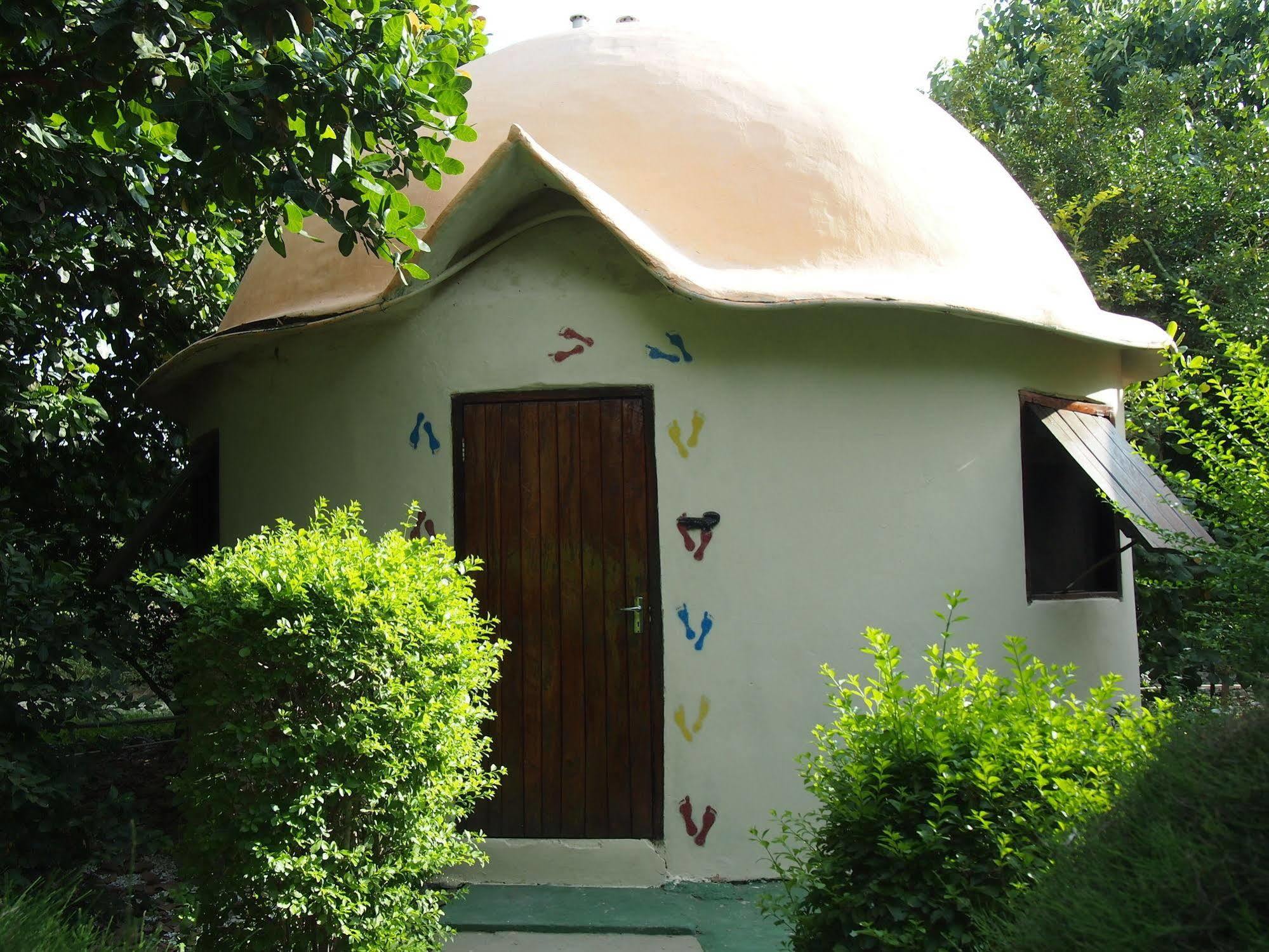 Footsteps Eco-Lodge Gunjur Exterior foto